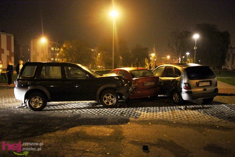 Terenówką wjechał w wysepkę, później w zaparkowane pojazdy
