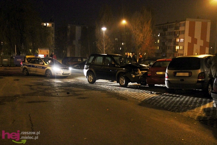 Terenówką wjechał w wysepkę, później w zaparkowane pojazdy