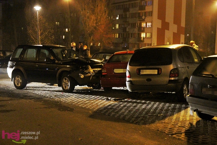 Terenówką wjechał w wysepkę, później w zaparkowane pojazdy