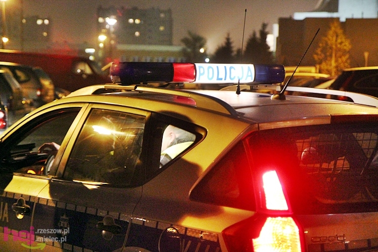 Terenówką wjechał w wysepkę, później w zaparkowane pojazdy