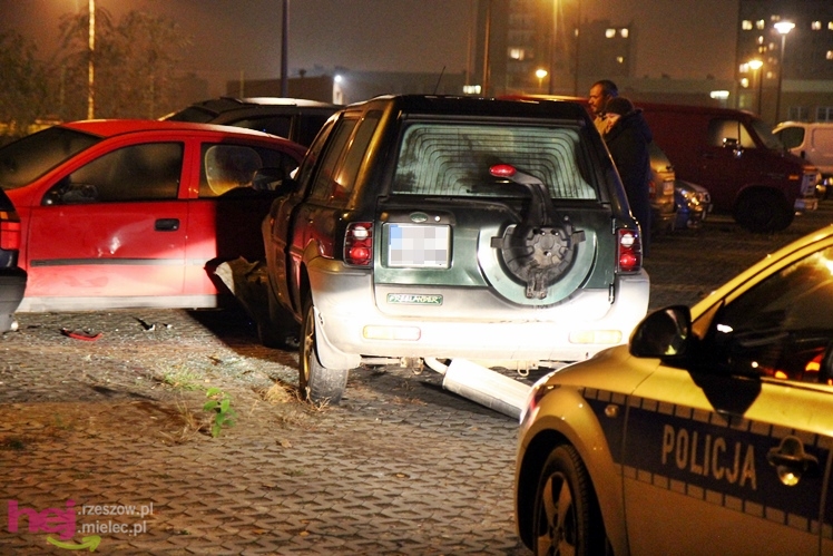Terenówką wjechał w wysepkę, później w zaparkowane pojazdy