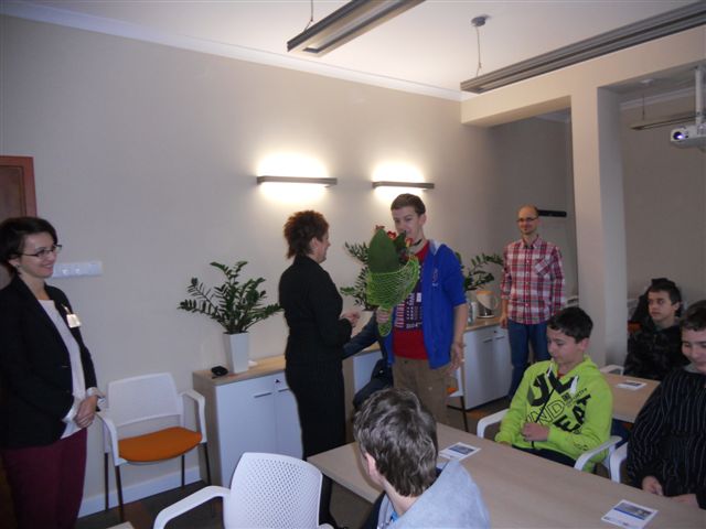 Uczniowie niepublicznego gimnazjum poznawali pracę Urzędu Skarbowego