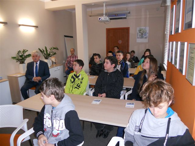 Uczniowie niepublicznego gimnazjum poznawali pracę Urzędu Skarbowego