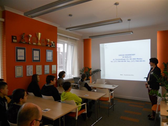 Uczniowie niepublicznego gimnazjum poznawali pracę Urzędu Skarbowego