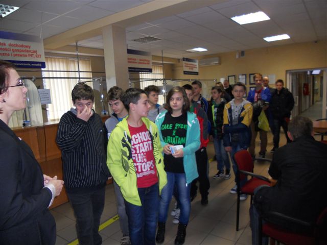 Uczniowie niepublicznego gimnazjum poznawali pracę Urzędu Skarbowego