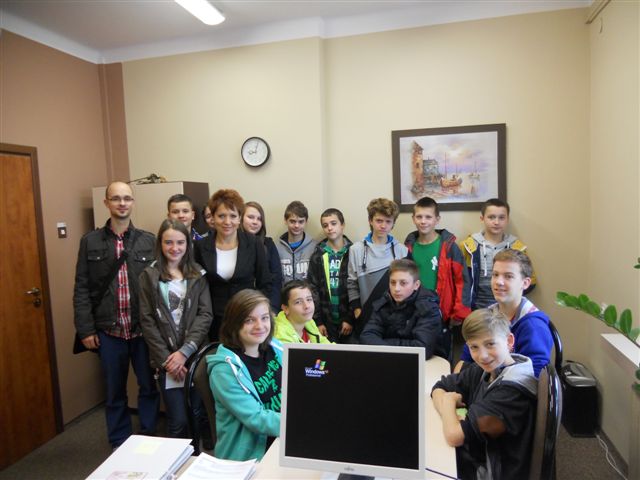 Uczniowie niepublicznego gimnazjum poznawali pracę Urzędu Skarbowego