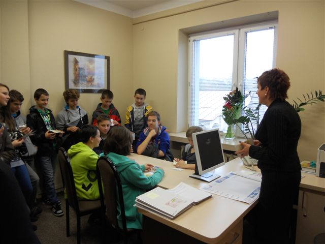 Uczniowie niepublicznego gimnazjum poznawali pracę Urzędu Skarbowego