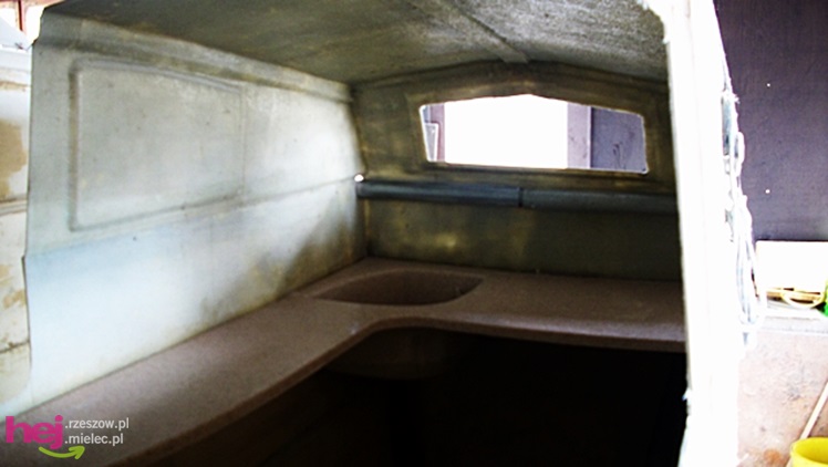 W małym warsztacie buduje prawdziwy katamaran! Chce zabrać niepełnosprawne dzieci w rejs!