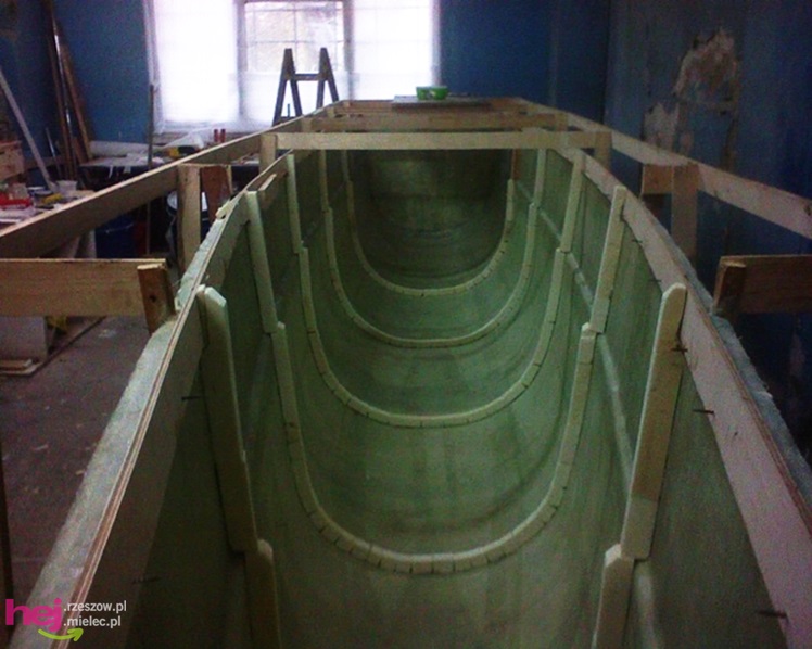 W małym warsztacie buduje prawdziwy katamaran! Chce zabrać niepełnosprawne dzieci w rejs!