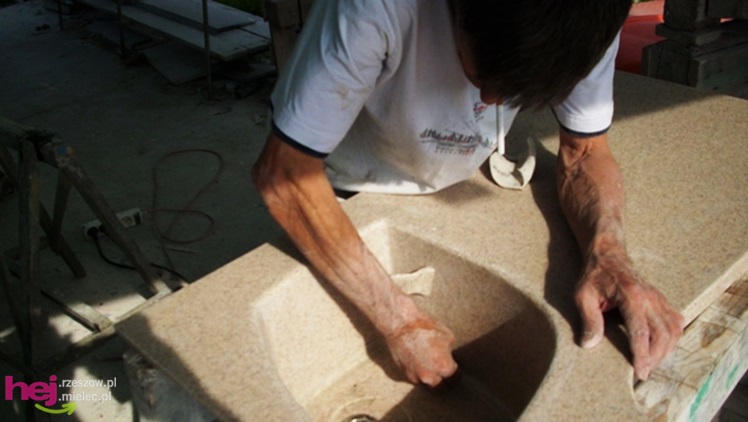 W małym warsztacie buduje prawdziwy katamaran! Chce zabrać niepełnosprawne dzieci w rejs!