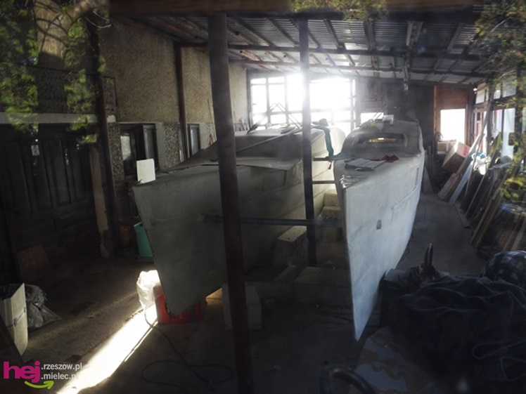 W małym warsztacie buduje prawdziwy katamaran! Chce zabrać niepełnosprawne dzieci w rejs!