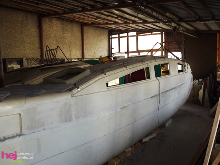 W małym warsztacie buduje prawdziwy katamaran! Chce zabrać niepełnosprawne dzieci w rejs!