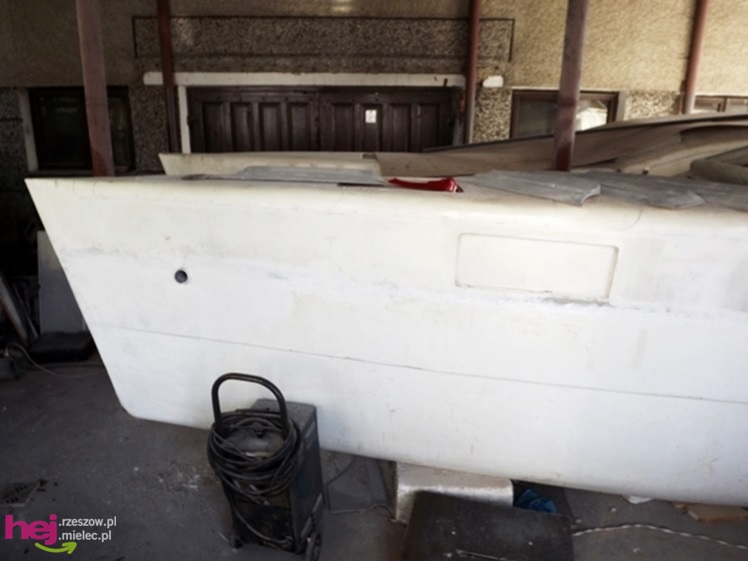 W małym warsztacie buduje prawdziwy katamaran! Chce zabrać niepełnosprawne dzieci w rejs!