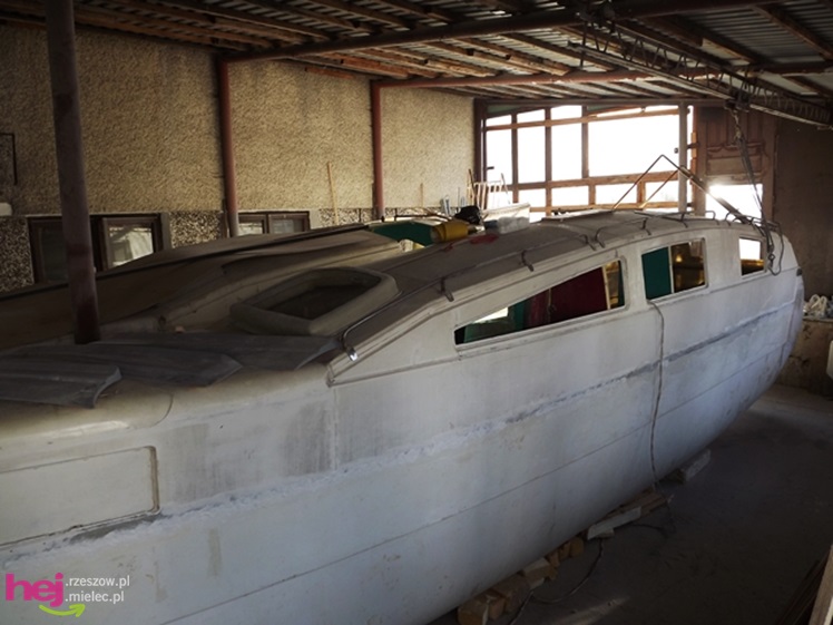 W małym warsztacie buduje prawdziwy katamaran! Chce zabrać niepełnosprawne dzieci w rejs!