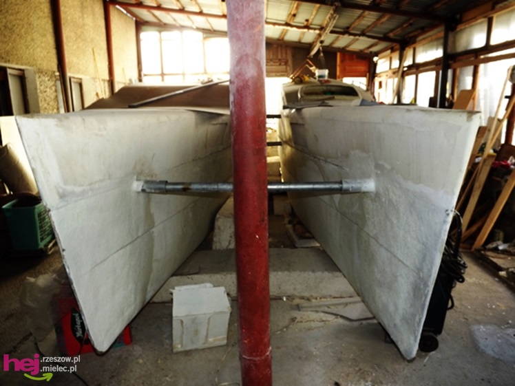 W małym warsztacie buduje prawdziwy katamaran! Chce zabrać niepełnosprawne dzieci w rejs!