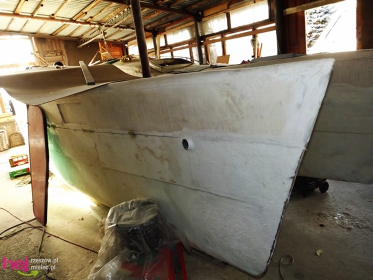 W małym warsztacie buduje prawdziwy katamaran! Chce zabrać niepełnosprawne dzieci w rejs!