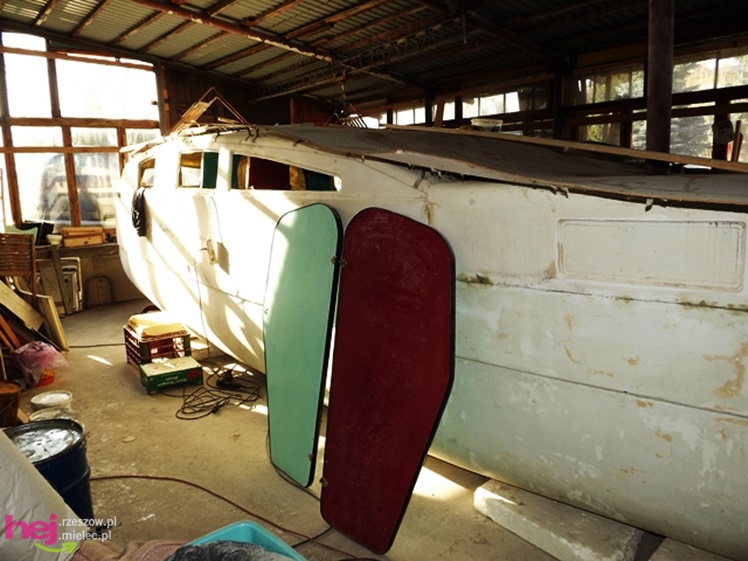 W małym warsztacie buduje prawdziwy katamaran! Chce zabrać niepełnosprawne dzieci w rejs!