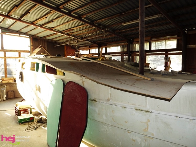 W małym warsztacie buduje prawdziwy katamaran! Chce zabrać niepełnosprawne dzieci w rejs!