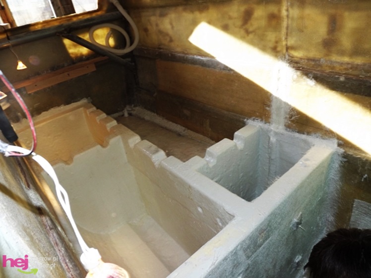 W małym warsztacie buduje prawdziwy katamaran! Chce zabrać niepełnosprawne dzieci w rejs!