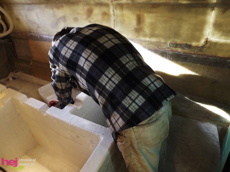 W małym warsztacie buduje prawdziwy katamaran! Chce zabrać niepełnosprawne dzieci w rejs!