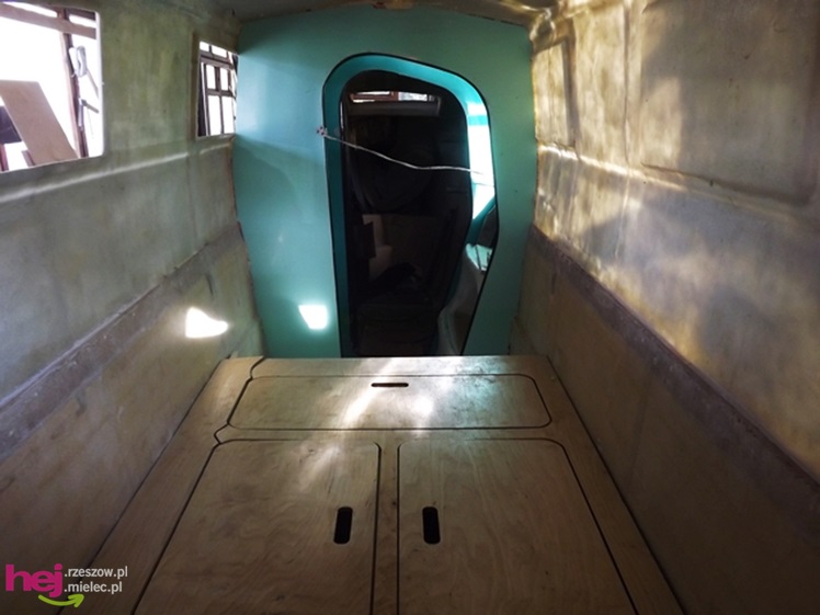 W małym warsztacie buduje prawdziwy katamaran! Chce zabrać niepełnosprawne dzieci w rejs!