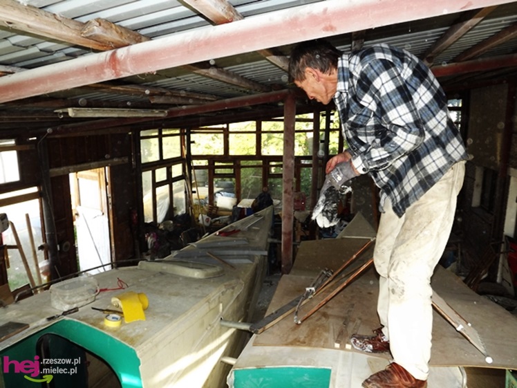 W małym warsztacie buduje prawdziwy katamaran! Chce zabrać niepełnosprawne dzieci w rejs!