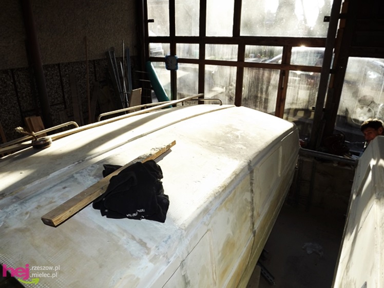 W małym warsztacie buduje prawdziwy katamaran! Chce zabrać niepełnosprawne dzieci w rejs!