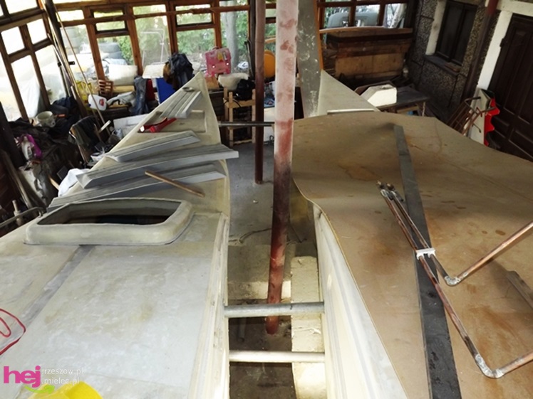 W małym warsztacie buduje prawdziwy katamaran! Chce zabrać niepełnosprawne dzieci w rejs!