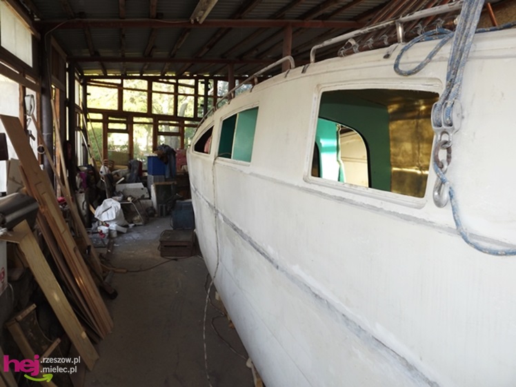 W małym warsztacie buduje prawdziwy katamaran! Chce zabrać niepełnosprawne dzieci w rejs!