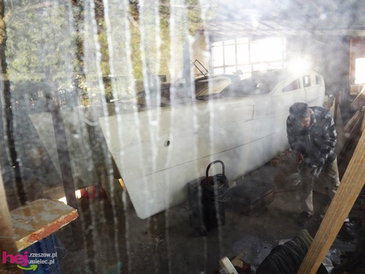 W małym warsztacie buduje prawdziwy katamaran! Chce zabrać niepełnosprawne dzieci w rejs!