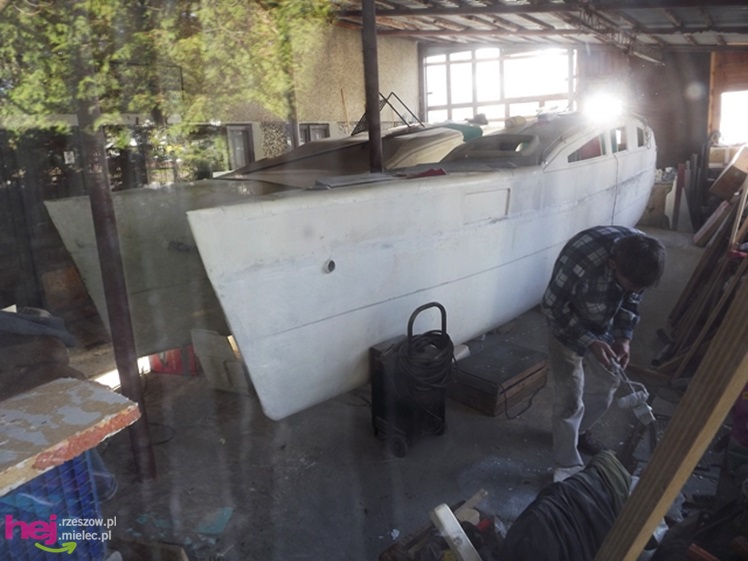 W małym warsztacie buduje prawdziwy katamaran! Chce zabrać niepełnosprawne dzieci w rejs!