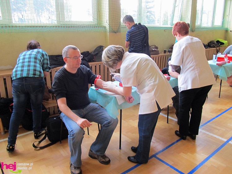 Widok, który buduje. Mielecki Dzień Dawcy Szpiku gromadzi tłumy dobrych ludzi