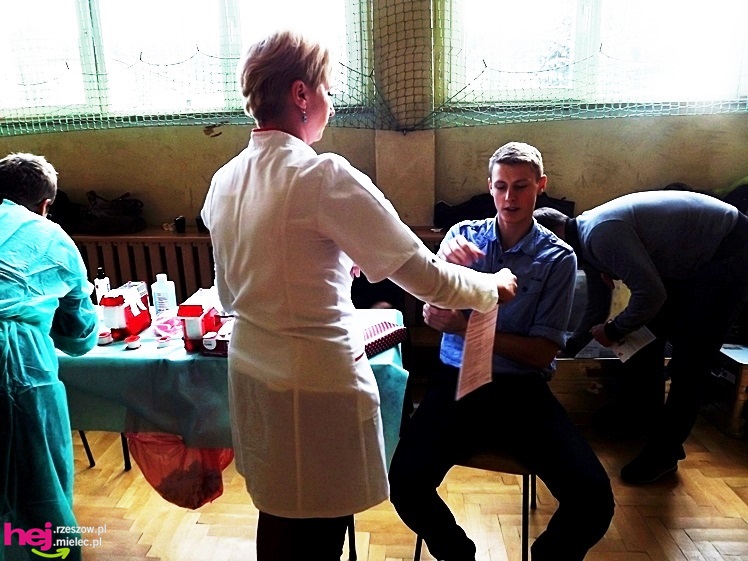 Widok, który buduje. Mielecki Dzień Dawcy Szpiku gromadzi tłumy dobrych ludzi