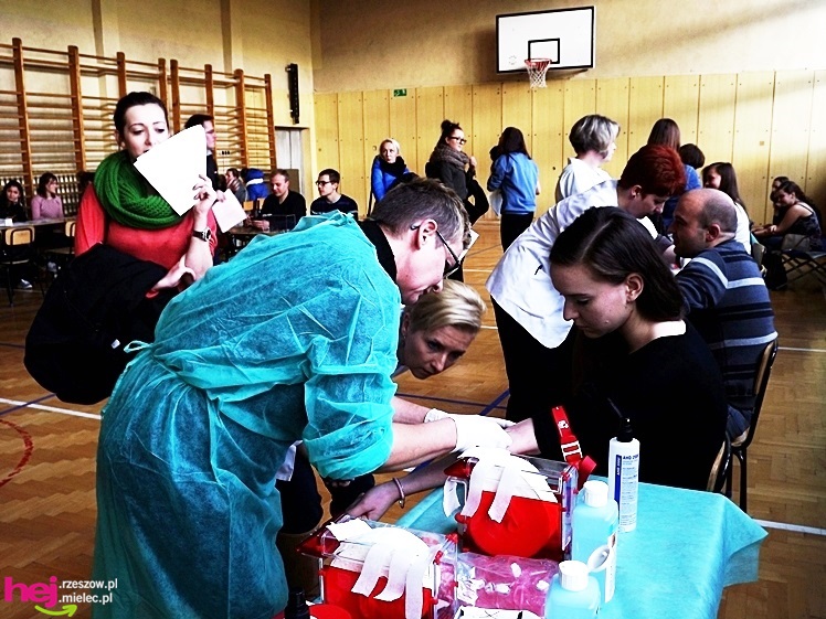 Widok, który buduje. Mielecki Dzień Dawcy Szpiku gromadzi tłumy dobrych ludzi
