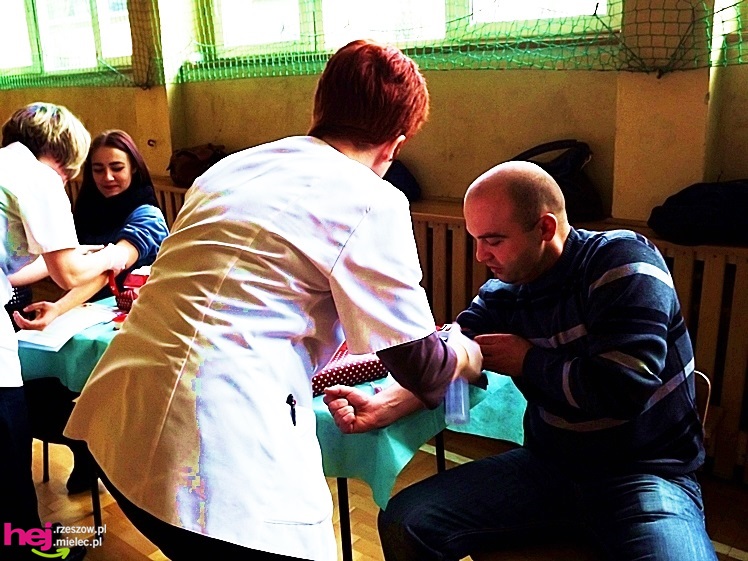 Widok, który buduje. Mielecki Dzień Dawcy Szpiku gromadzi tłumy dobrych ludzi