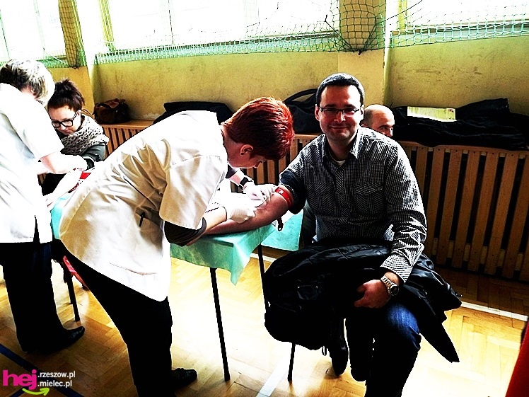 Widok, który buduje. Mielecki Dzień Dawcy Szpiku gromadzi tłumy dobrych ludzi