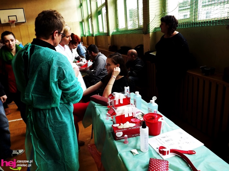 Widok, który buduje. Mielecki Dzień Dawcy Szpiku gromadzi tłumy dobrych ludzi