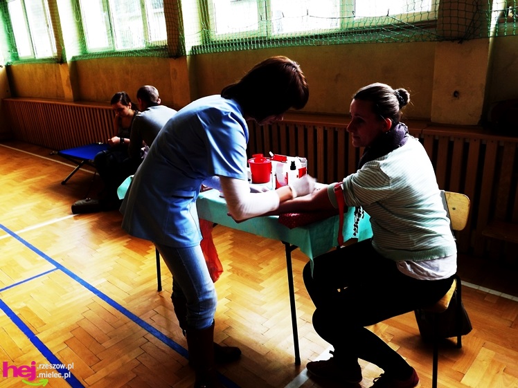 Widok, który buduje. Mielecki Dzień Dawcy Szpiku gromadzi tłumy dobrych ludzi