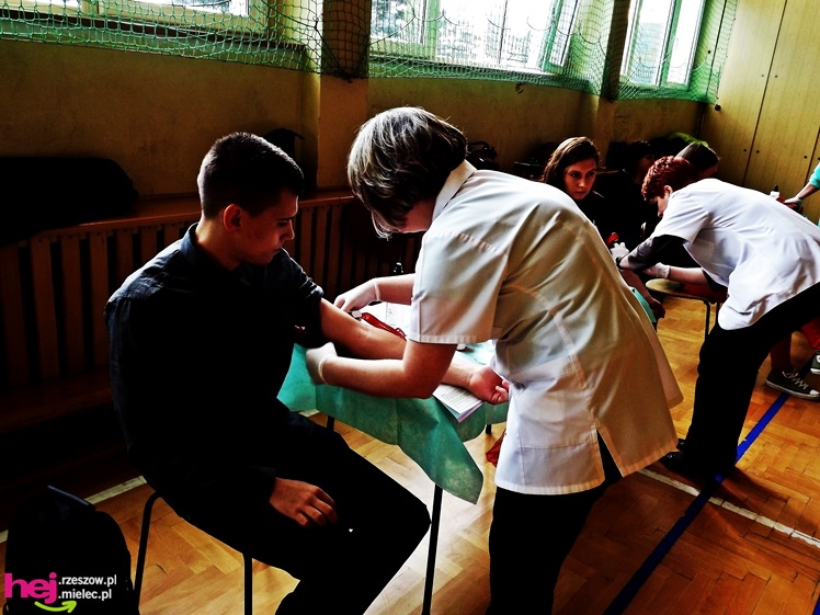 Widok, który buduje. Mielecki Dzień Dawcy Szpiku gromadzi tłumy dobrych ludzi