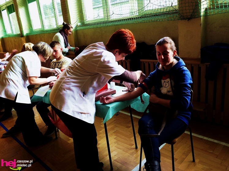 Widok, który buduje. Mielecki Dzień Dawcy Szpiku gromadzi tłumy dobrych ludzi