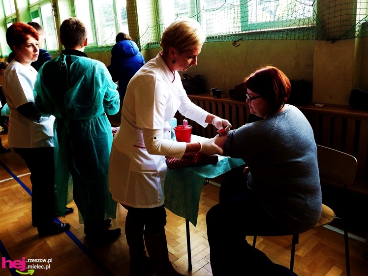 Widok, który buduje. Mielecki Dzień Dawcy Szpiku gromadzi tłumy dobrych ludzi