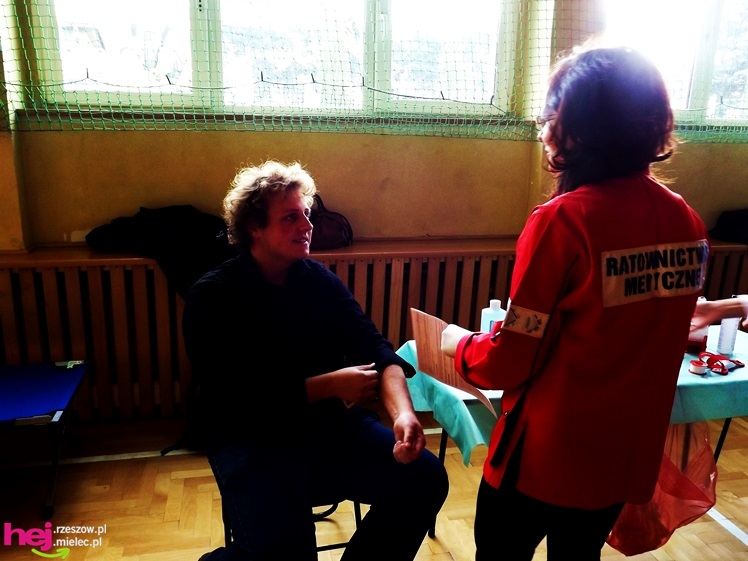 Widok, który buduje. Mielecki Dzień Dawcy Szpiku gromadzi tłumy dobrych ludzi