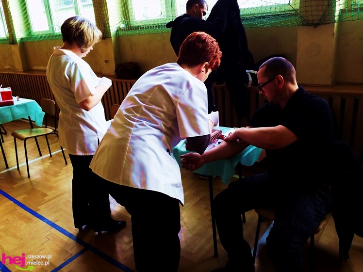 Widok, który buduje. Mielecki Dzień Dawcy Szpiku gromadzi tłumy dobrych ludzi