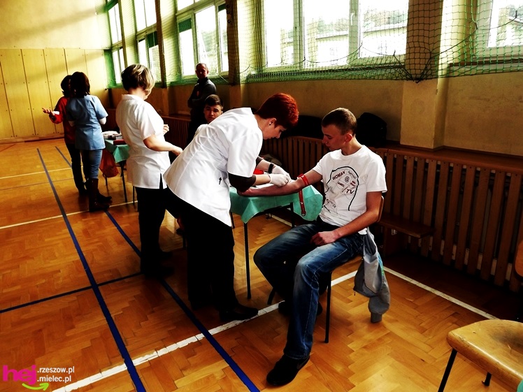 Widok, który buduje. Mielecki Dzień Dawcy Szpiku gromadzi tłumy dobrych ludzi