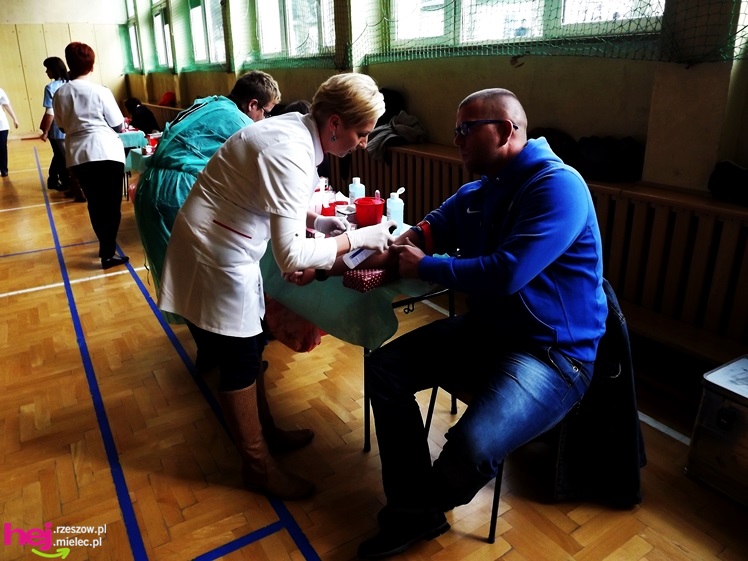 Widok, który buduje. Mielecki Dzień Dawcy Szpiku gromadzi tłumy dobrych ludzi