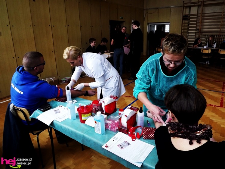 Widok, który buduje. Mielecki Dzień Dawcy Szpiku gromadzi tłumy dobrych ludzi