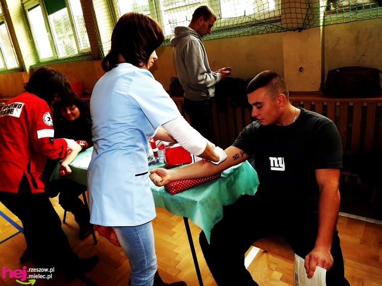 Widok, który buduje. Mielecki Dzień Dawcy Szpiku gromadzi tłumy dobrych ludzi