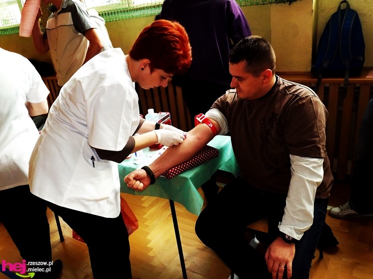 Widok, który buduje. Mielecki Dzień Dawcy Szpiku gromadzi tłumy dobrych ludzi