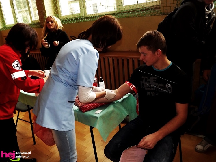 Widok, który buduje. Mielecki Dzień Dawcy Szpiku gromadzi tłumy dobrych ludzi