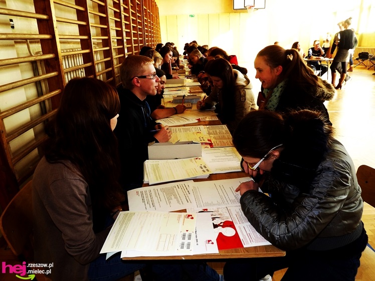 Widok, który buduje. Mielecki Dzień Dawcy Szpiku gromadzi tłumy dobrych ludzi